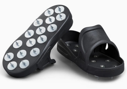 Klapki z kolcami do wylewek z żywicy