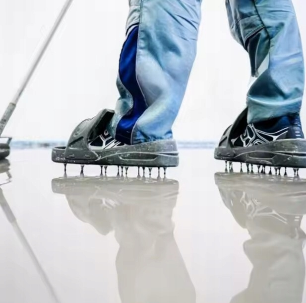 Klapki z kolcami do wylewek z żywicy